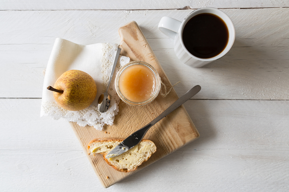 Sladké raňajky s hruškovým džemom a kávou