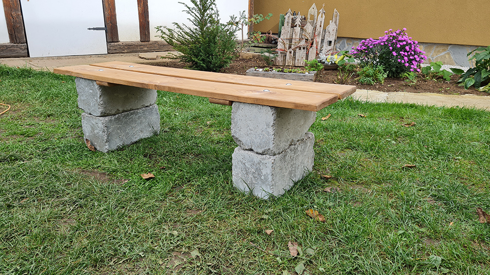 Vlastnoručne vyrobená lavička z betónových tvárnic