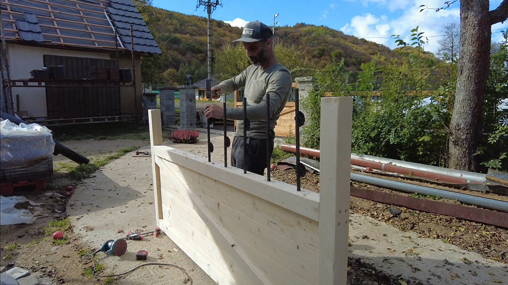 Krok č. 23: Stavba prístrešku pre auto a rekonštrukcia plotu - Výroba krídlovej brány a malej bránky