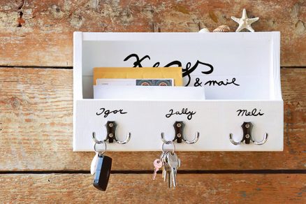 Upcyklácia starej zásuvky na štýlovú skrinku na kľúče a poštu s menami a vešiakmi