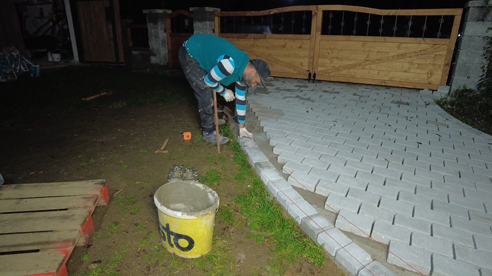 Krok č. 10: Stavba prístrešku pre auto a rekonštrukcia plota: Lepenie betónovej dlažby