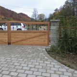Krok č. 15: Stavba prístrešku pre auto a rekonštrukcia plota: Lepenie betónovej dlažby