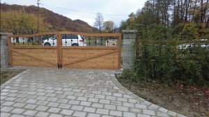 Stavba prístrešku pre auto a rekonštrukcia plota: 16. časť – lepenie betónovej dlažby