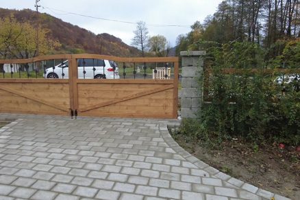 Krok č. 15: Stavba prístrešku pre auto a rekonštrukcia plota: Lepenie betónovej dlažby