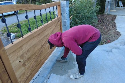 Krok č. 3: Stavba prístrešku pre auto a rekonštrukcia plota: Lepenie betónovej dlažby