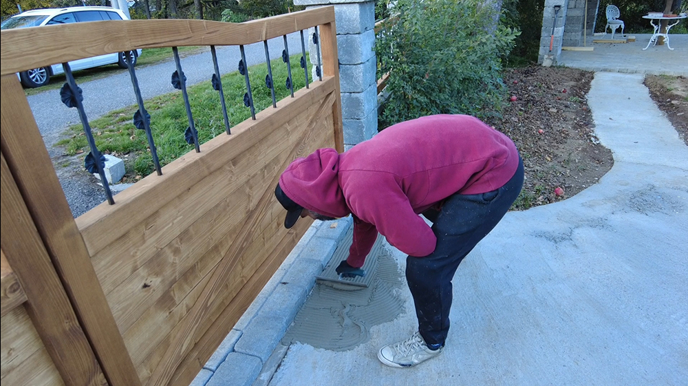 Krok č. 3: Stavba prístrešku pre auto a rekonštrukcia plota: Lepenie betónovej dlažby