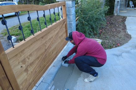 Krok č. 4: Stavba prístrešku pre auto a rekonštrukcia plota: Lepenie betónovej dlažby