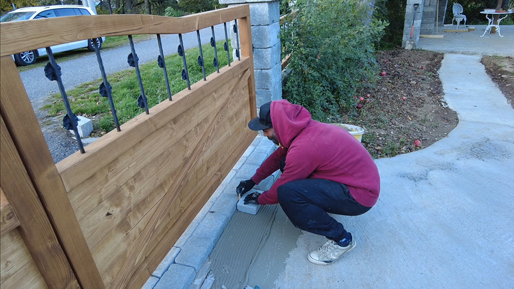 Krok č. 4: Stavba prístrešku pre auto a rekonštrukcia plota: Lepenie betónovej dlažby
