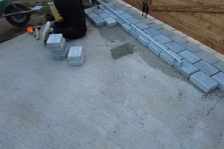 Krok č. 5: Stavba prístrešku pre auto a rekonštrukcia plota: Lepenie betónovej dlažby