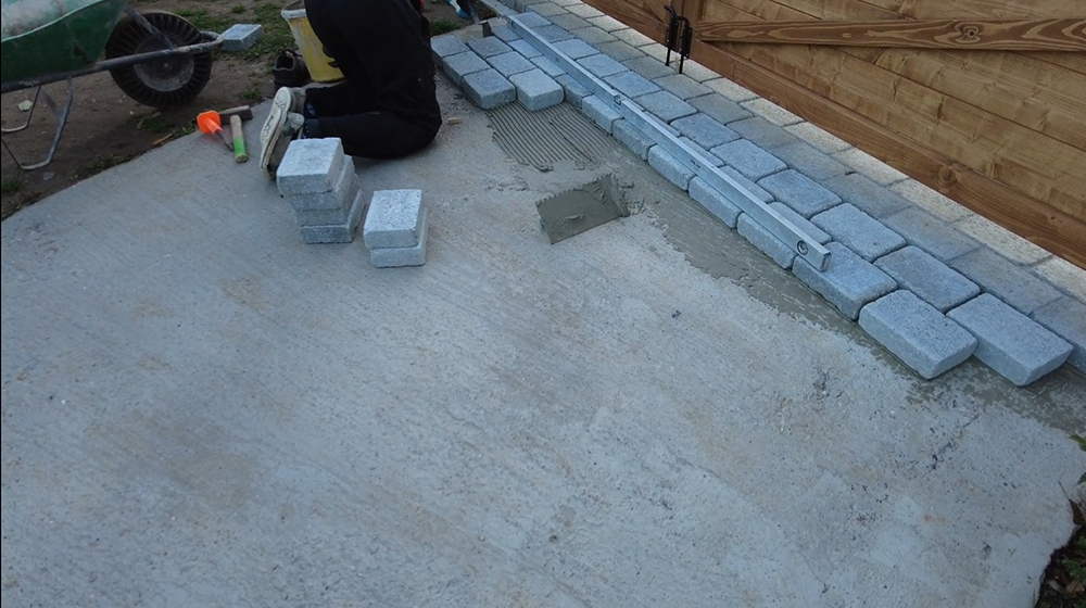 Krok č. 5: Stavba prístrešku pre auto a rekonštrukcia plota: Lepenie betónovej dlažby