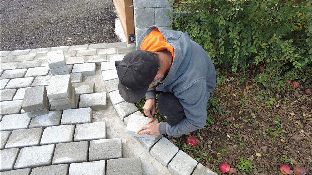 Krok č. 7: Stavba prístrešku pre auto a rekonštrukcia plota: Lepenie betónovej dlažby