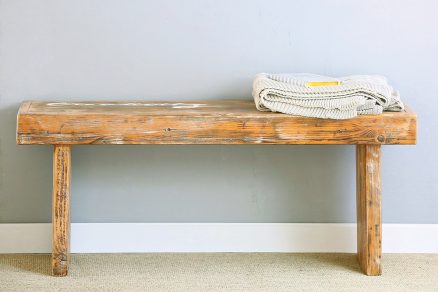 Drevená rustikálna lavica vyrobená zo starých dosiek