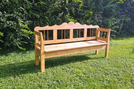 Vlastnoručne vyrobená drevená lavica - kanapa