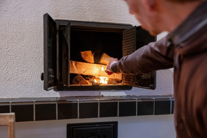 Podpaľovanie dreva v kozube