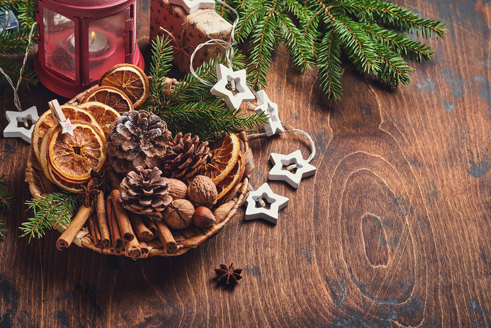 Vianočná dekorácia na stôl zo sušených pomarančov, škorice, šišiek, ihličia