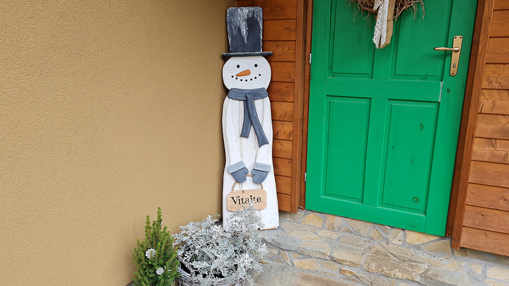 DIY Zimná dekorácia v tvare snehuliaka z odpadového dreva