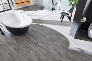 Vinylová podlaha alebo skôr laminát? Dokážu nahradiť keramickú dlažbu v kúpeľni a v kuchyni?