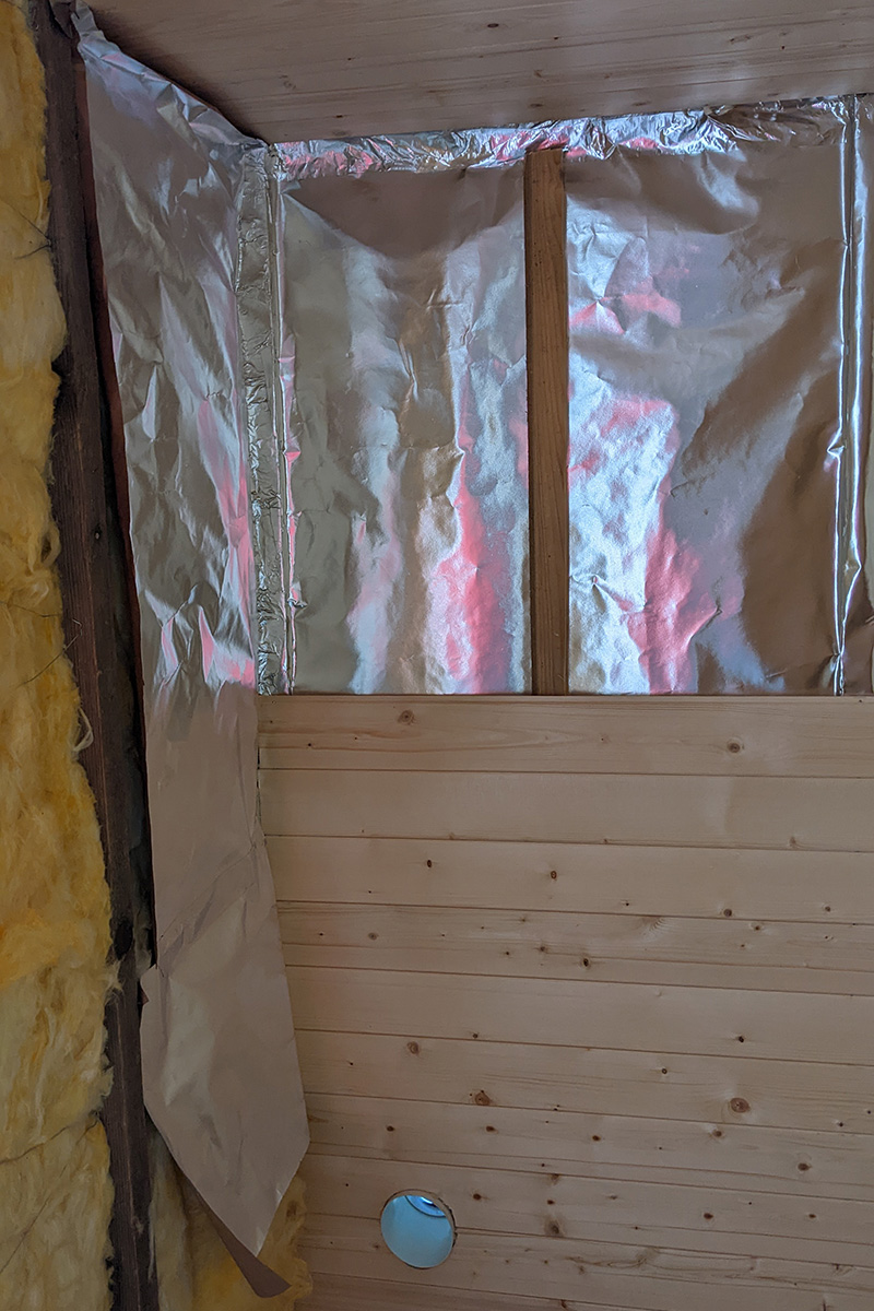 Na vatu som sponovačkou pripevňoval odrazovú fóliu (originál Harvia hliníková fólia pre sauny) - aj na strop a na steny - a dôkladne som zalepil spoje hliníkovou páskou.