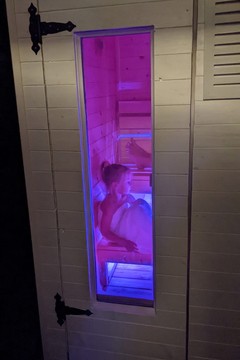 Na skrášlenie sauny som použil LED pásik, ktorý som namontoval na úroveň lavice na nohy, aby sa pásik neprehrieval.