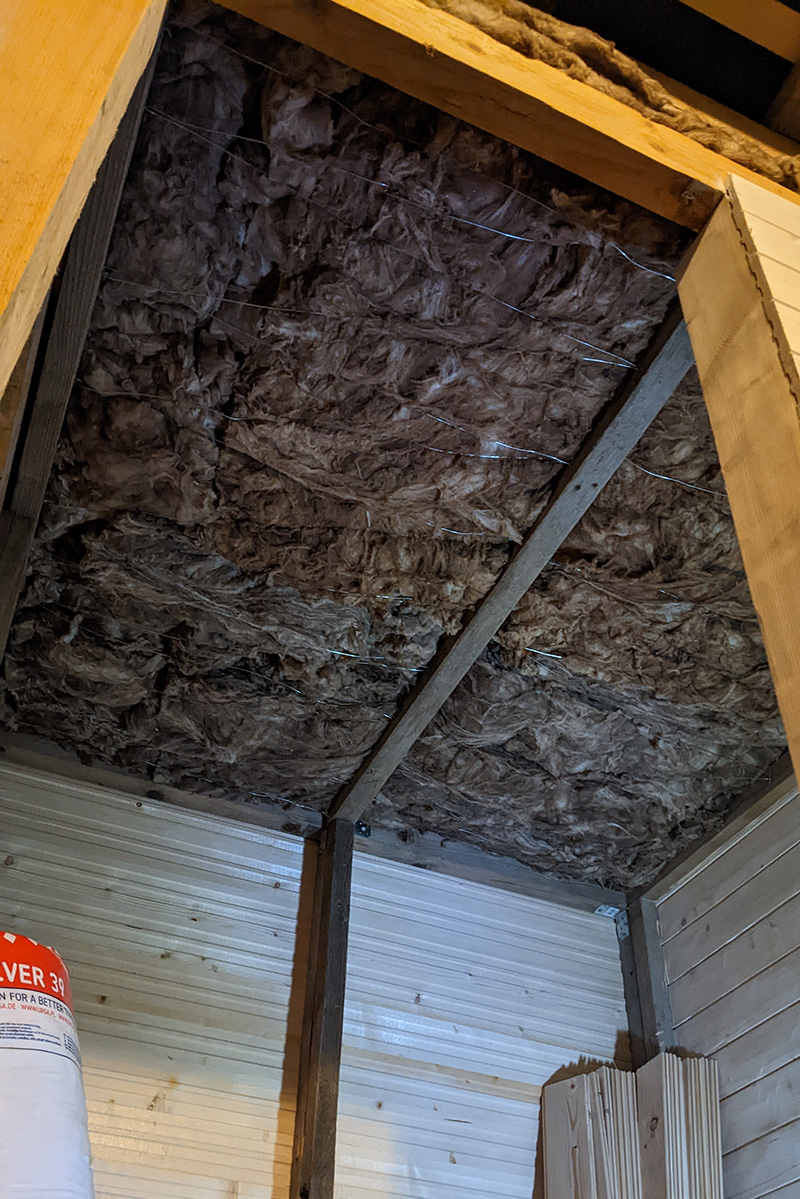 Začal som so zatepľovaním. Na strop som použil zvyšky minerálnej vaty od kamaráta, ktorý stavia dom. Hrúbka cca 40 cm.