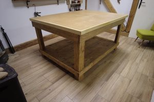 Z rôzneho drevného odpadu a paliet si dokázal vyrobiť pevný a kvalitný pracovný stôl do dielne!