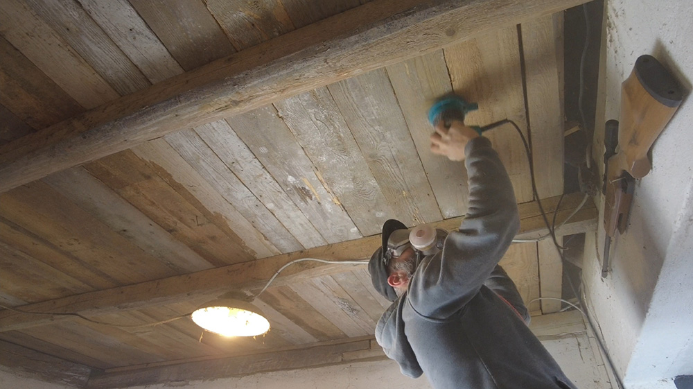 Pokračujem v prašných prácach, tak drevený strop v garáži vybrúsim excentrickou brúskou. 