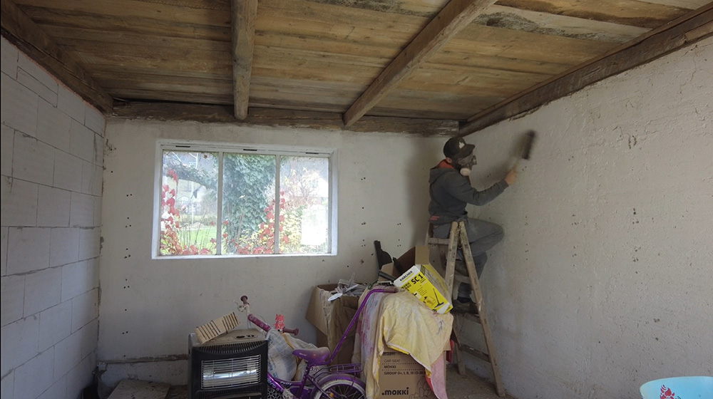 Zo stropu sa presuniem na steny, ktoré očistím a natriem hĺbkovým penetračným náterom. 