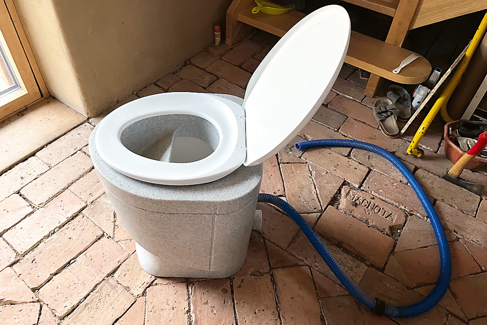 Separačné WC slúži na separáciu moču od pevných výkalov, neumožňuje však kompostovanie a obsah nádoby je po jej naplnení potrebné presunúť do kompostovacej nádoby.
