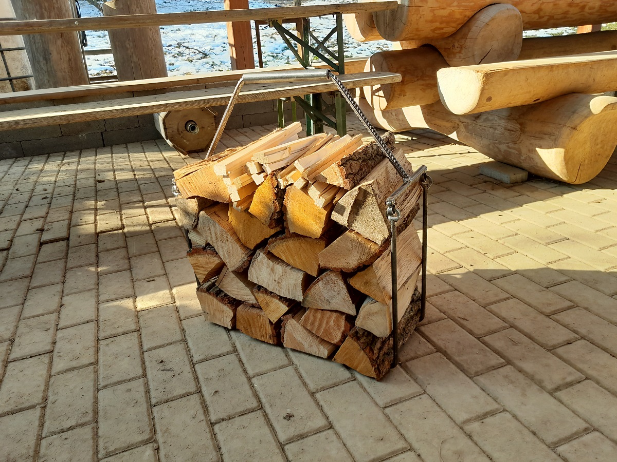 Jednoduchý nosič a stojan na drevo