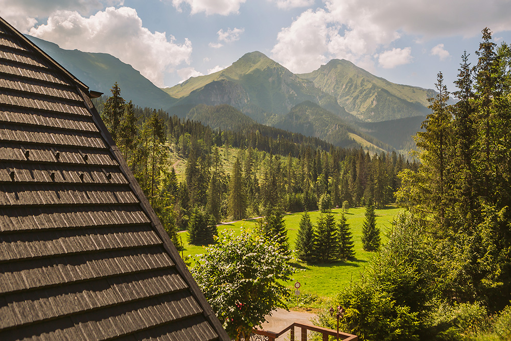 Výhľad, vírivka, sauna, jedáleň, lipa na terase, zátišie s kreslom na čítanie, celková atmosféra a genius loci – to sú obľúbené prvky majiteľov.