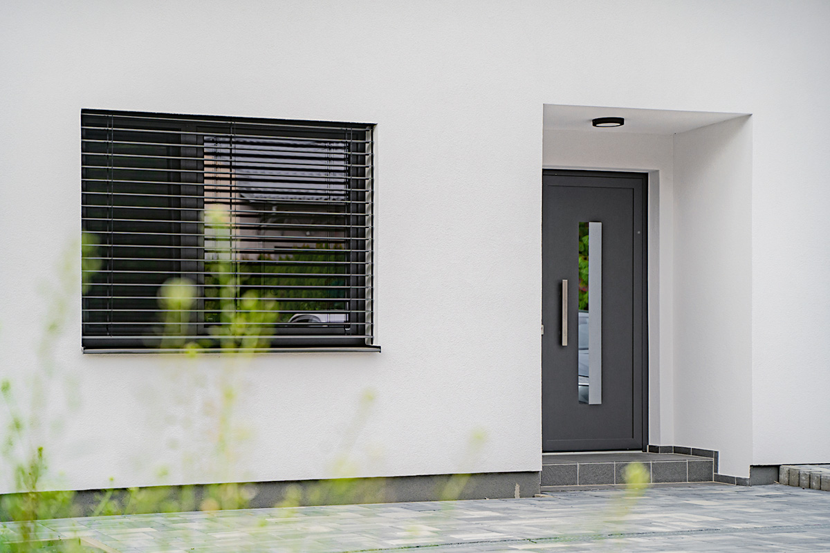Okná s trojsklom výrazne znižujú tepelné straty a celkové náklady na prevádzku domu o 30 až 40 %. 
