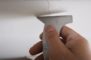 Jednoduchý postup, ako si svojpomocne opravíte praskliny v stene a na strope