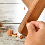Oprava škrabancov na drevenom nábytku pomocou vlašského orecha