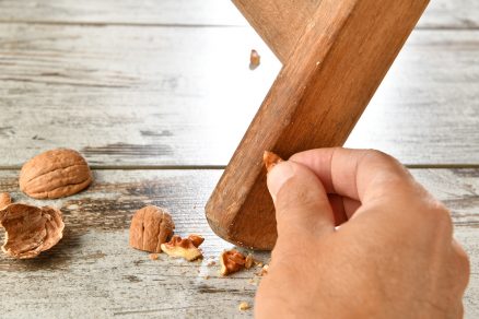 Oprava škrabancov na drevenom nábytku pomocou vlašského orecha