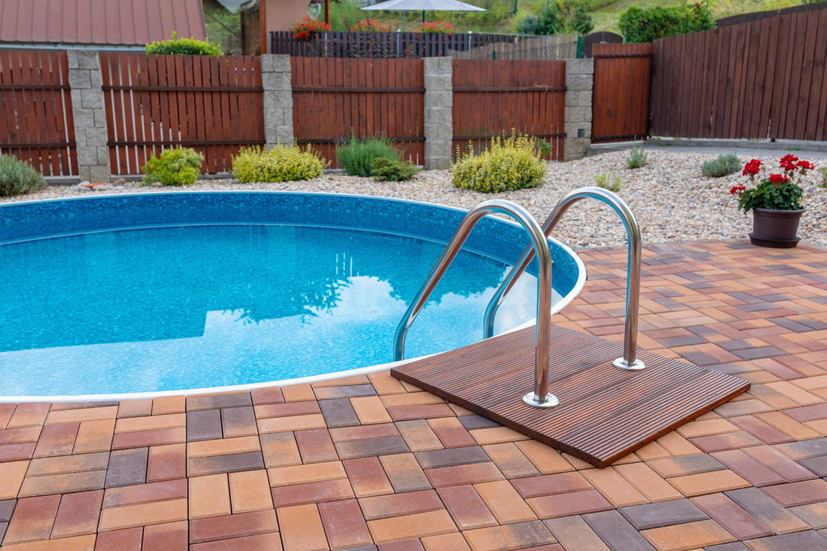 Príprava bazéna na novú sezónu je kľúčová na zabezpečenie bezpečného a čistého kúpania. 
