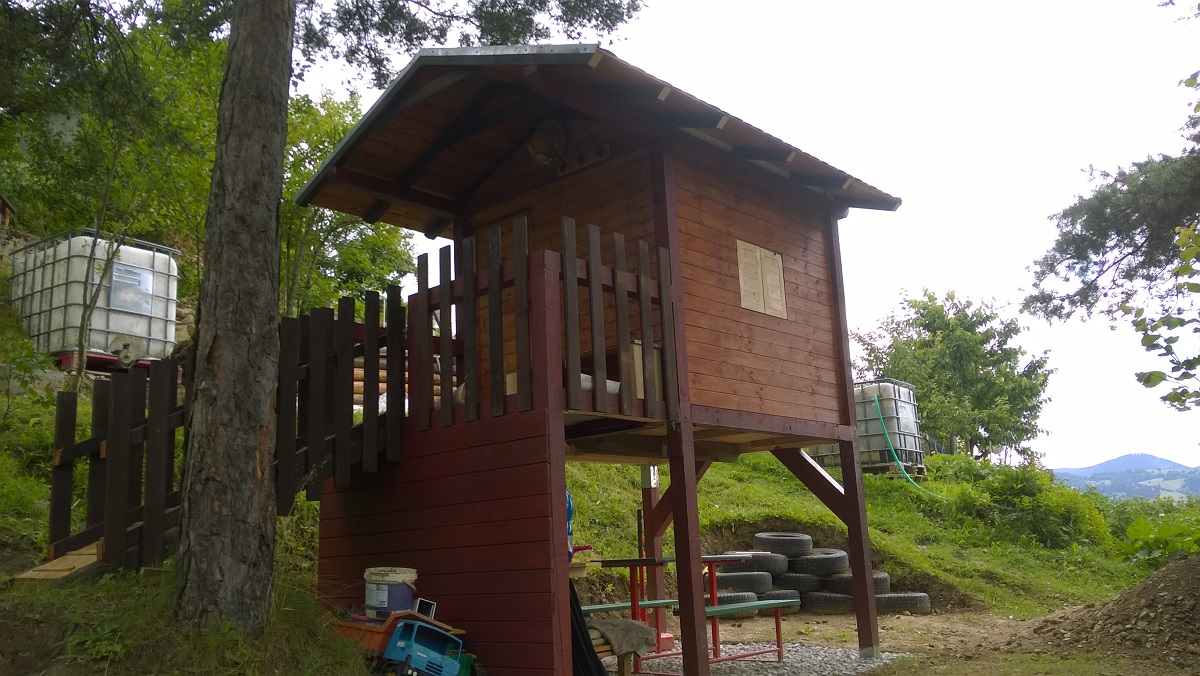 Detský domček na vyvýšenej platforme s terasou