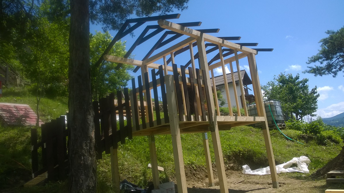 Stavba detského domčeka v záhrade