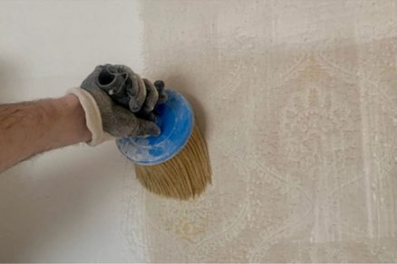 Dôkladné namočenie steny pred oškrabávaním