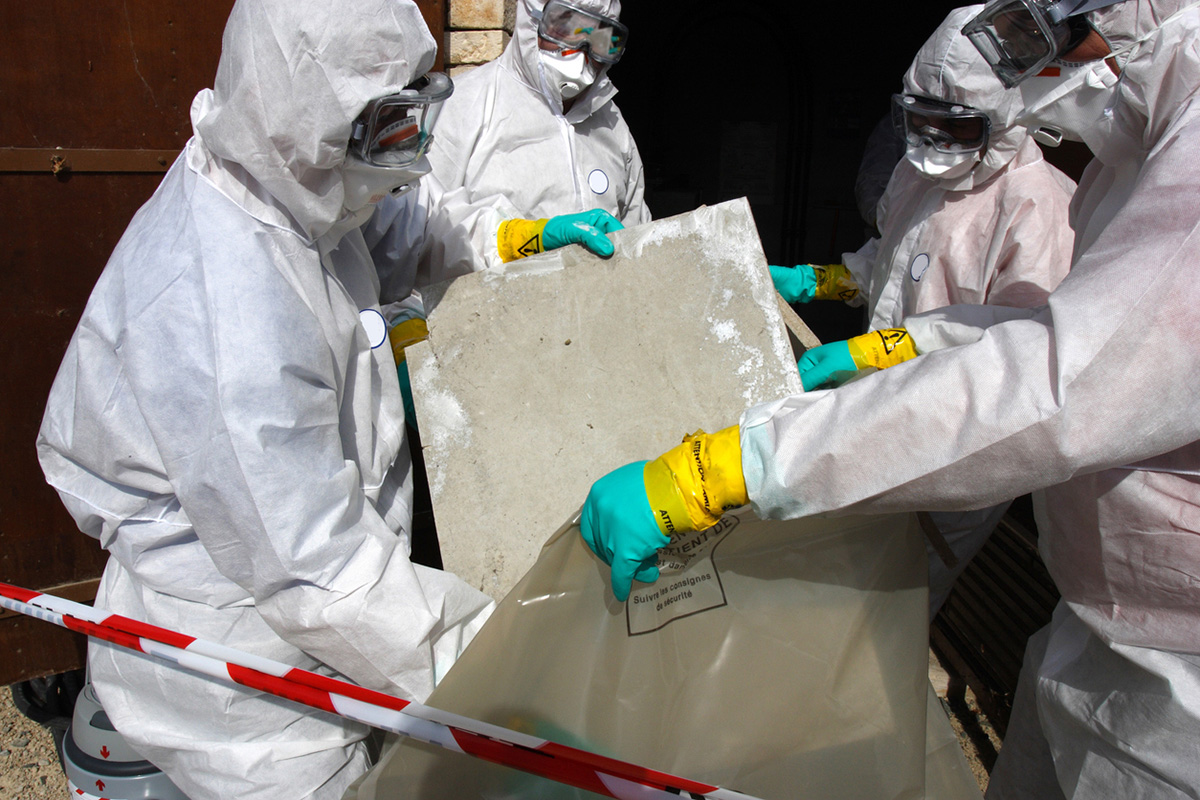 Odstraňovanie azbestu alebo materiálov obsahujúcich azbest zo stavieb možno vykonávať len na základe oprávnenia vydaného Úradom verejného zdravotníctva SR.