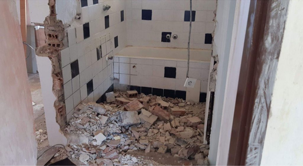 Búranie starej kúpeľne