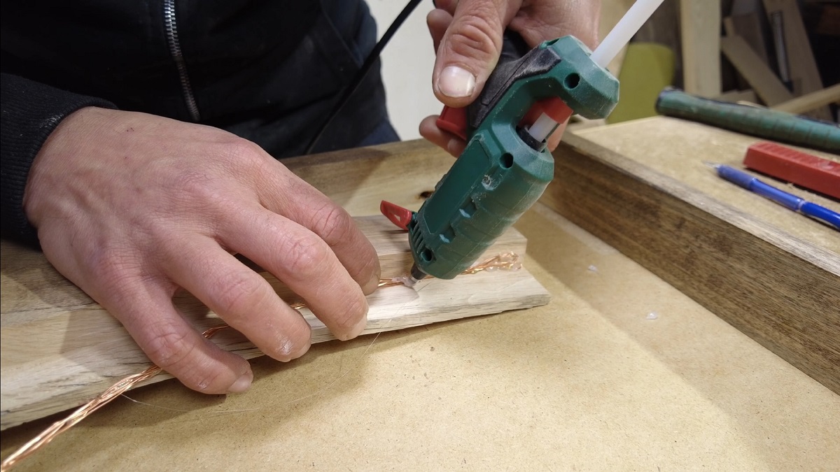 Výroba dreveného obrazu z machu