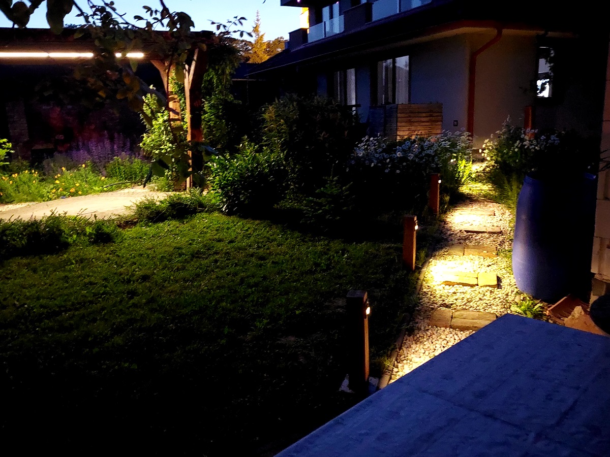 Záhradný chodník s osvetlením