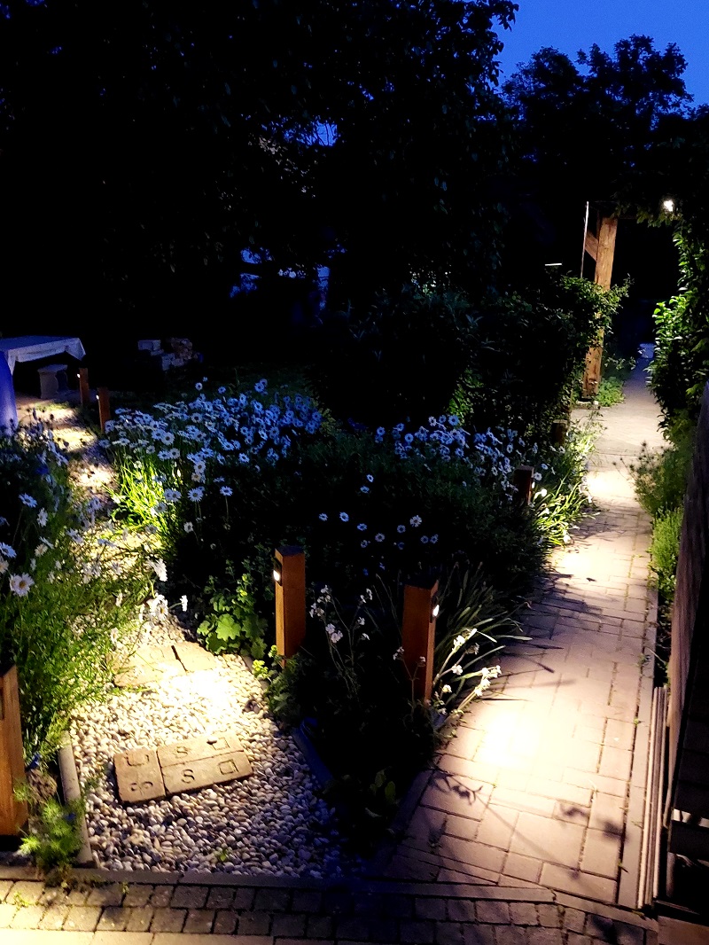 Záhradný chodník s osvetlením
