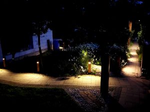 Osvetlenie záhradných chodníkov zo starých hranolov