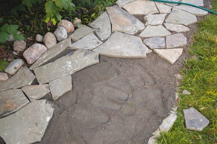 Budovanie záhradného chodníka z kameňov