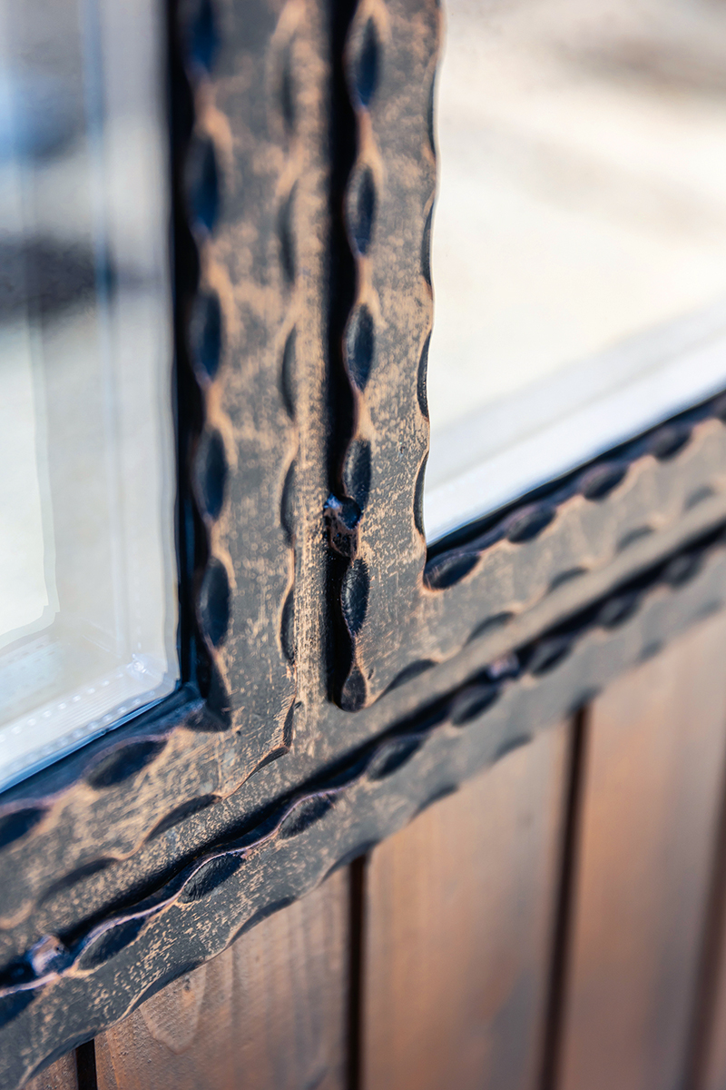Okenné rámy sú posuvné. Ich povrch má špeciálnu patinovú úpravu – zošúchaný medený lesk.