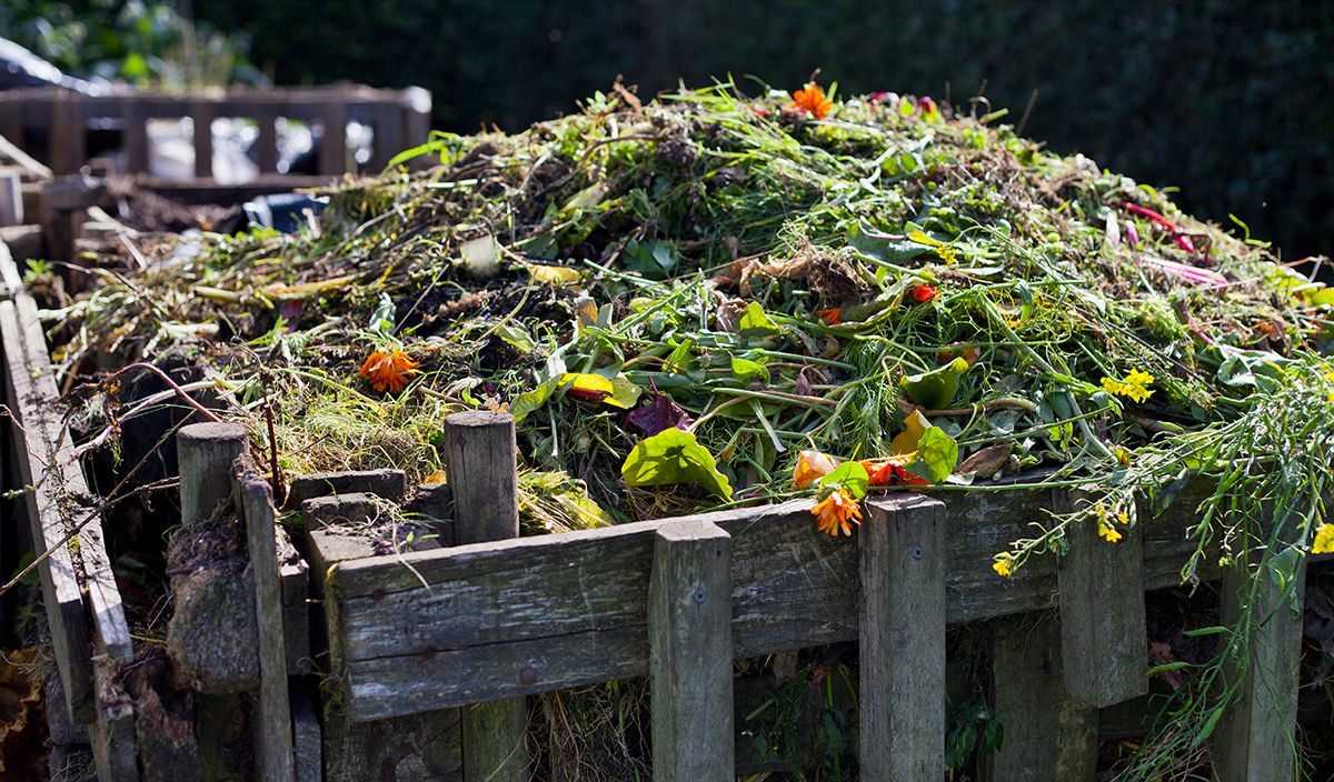 Kompost v permakultúrnej záhrade