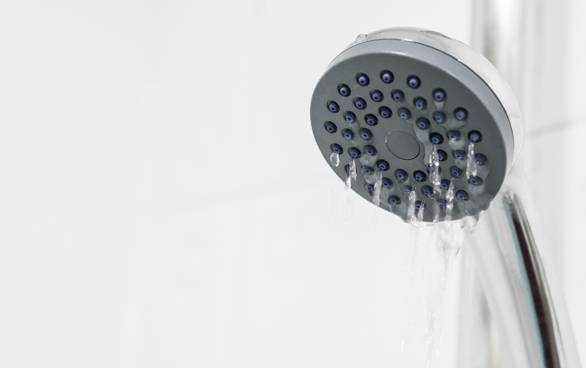 Slabý prúd vody pri sprchovaní môže vyriešiť inštalácia kvalitnej vodárne.