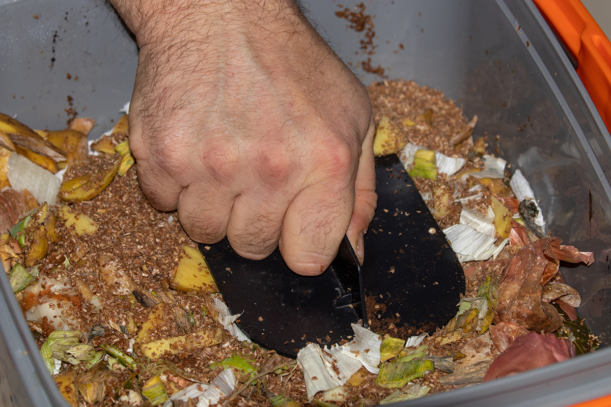 Organické zvyšky v nádobe treba stlačiť pomocou utláčadla, aby ste pripravili vhodné podmienky na anaeróbnu fermentáciu
