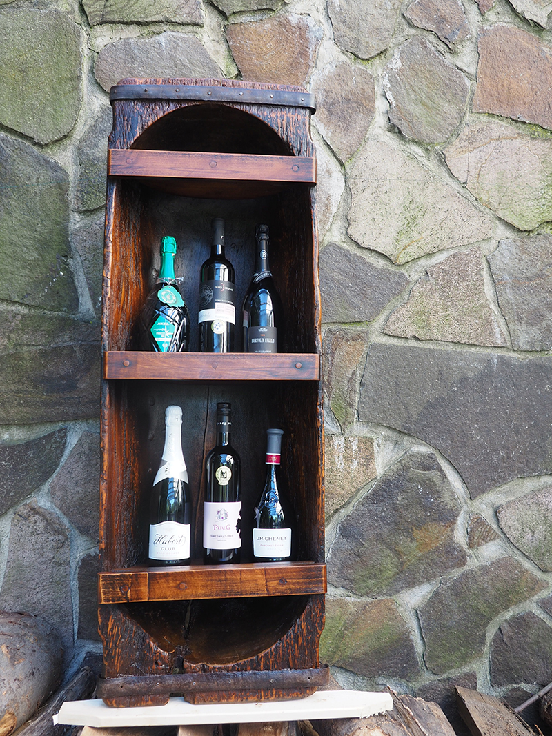 Polica na víno zo starého dreveného koryta